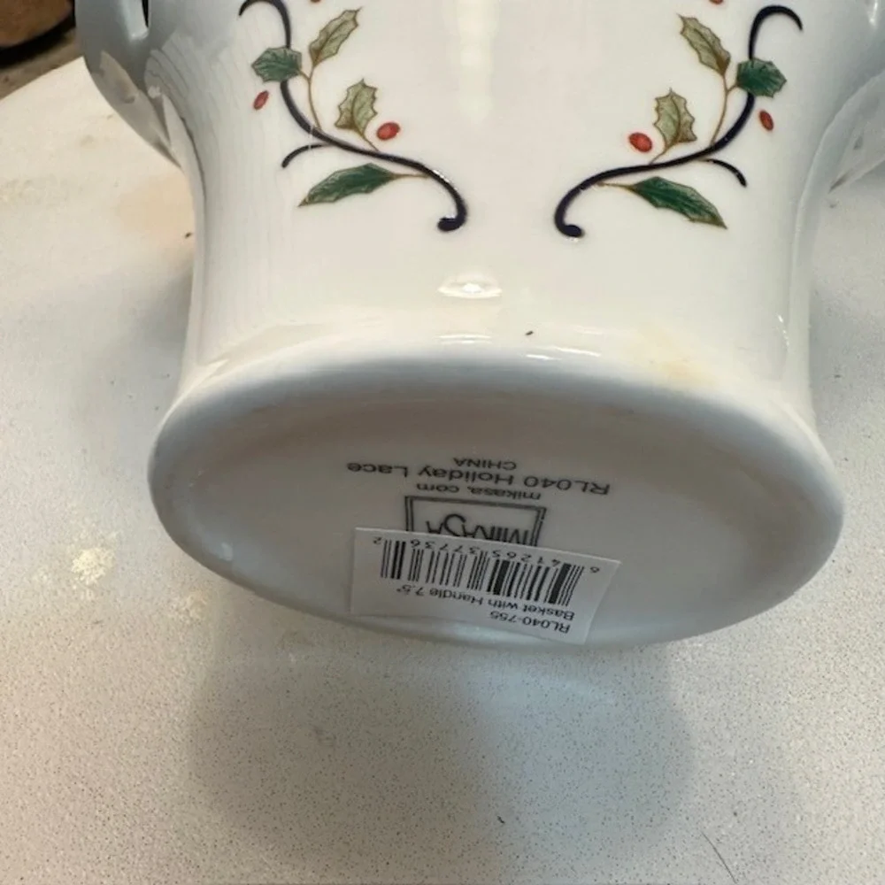 Mikasa‎ Holiday Lace Basket RL040-755 White Ceramic Holly 7.5